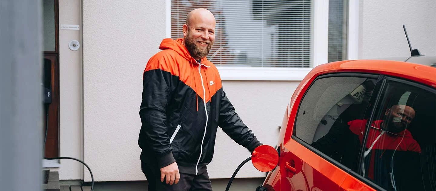 Omasähkärin asentaja lataa sähköautoa kotilatausasemalla